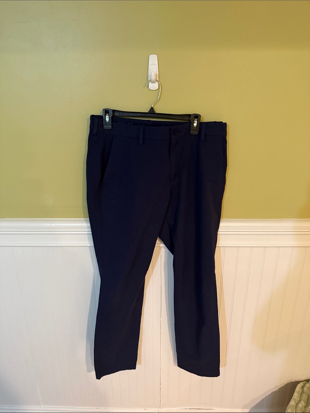 Vineyard Vines Men's Size 34W x 32L Navy Khakis